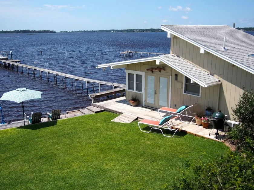 Water Lover's Retreat: dolphins for neighbors - Image 1