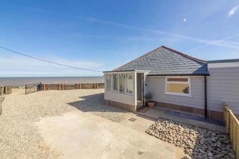 Wyndham Beach House est un bungalow moderne qui se trouve au sommet de la plage - Image 1