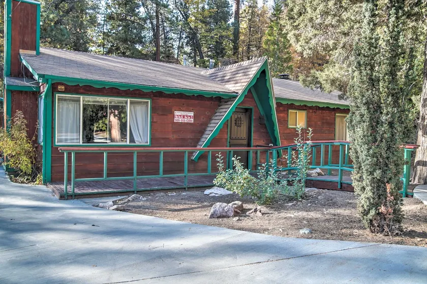 Serene Cabin w/ Hot Tub < 1 Mi to Bear Mountain! - Image 1
