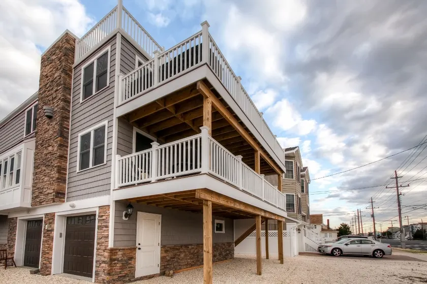 Recently Renovated LBI Apt w/ Deck on Beach Block! - Image 1