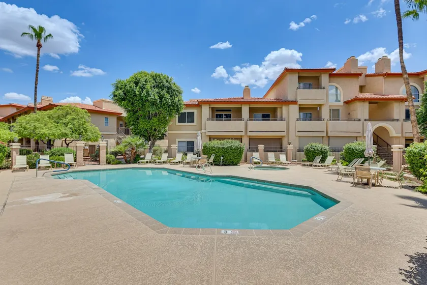 1BR Phoenix Condo w / Mtn View, Community Pool & Spa - Image 1