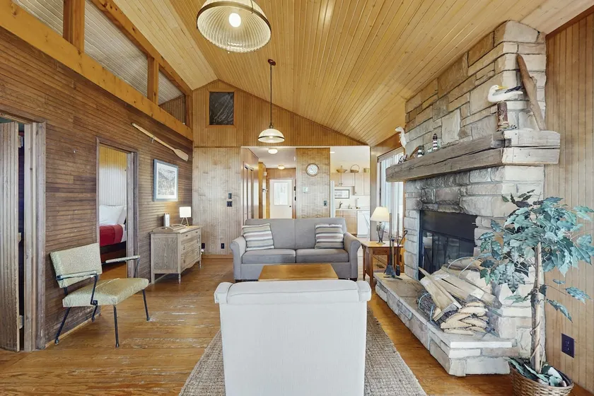 Private Cottage withWood-Burning Fireplace, WiFi, - Image 1