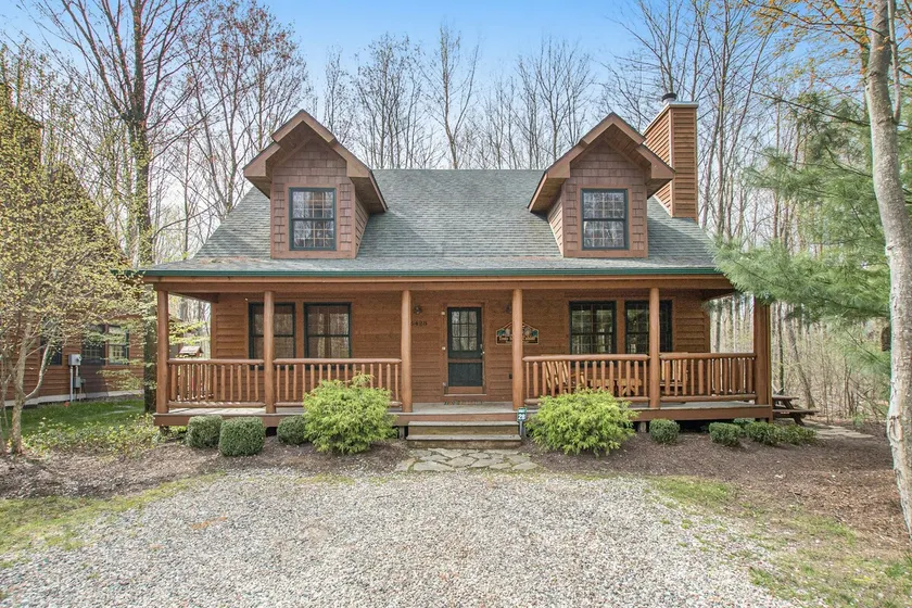 Cabin tucked in the trees with private hot tub, la - Image 1