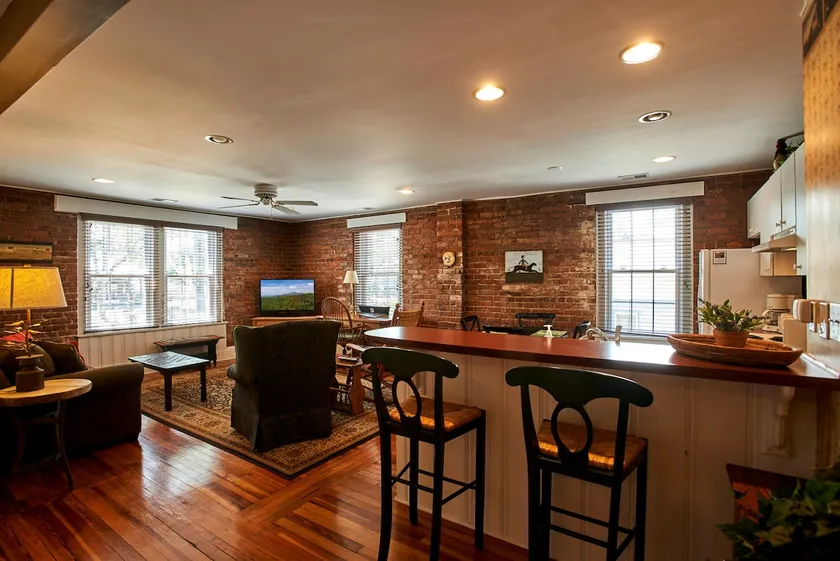 Park-View- Charming Apartment in the Heart of Town - Image 1
