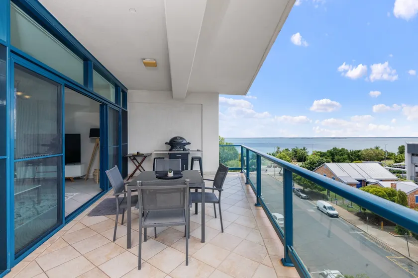Ideal Cbd Location With Harbour Views Pool Gym & Bbq - Image 1