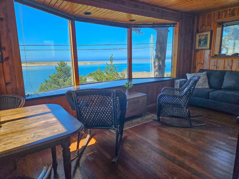 Retro Retreat by the Bay - Image 1