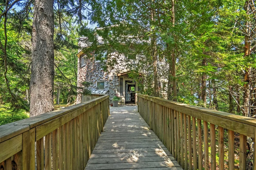 'Dragonwood Castle' on Waterfront w/ Stunning View - Image 1