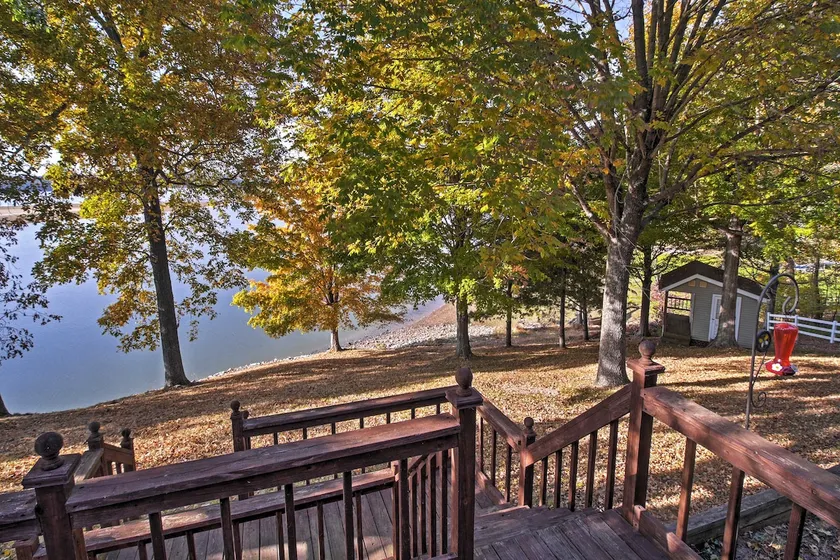 Captivating Cadiz Hideaway w/ Deck on Lake Barkley - Image 1