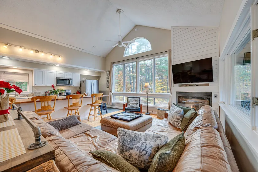 White Mountains Home w/ Hot Tub - Walk to Town! - Image 1