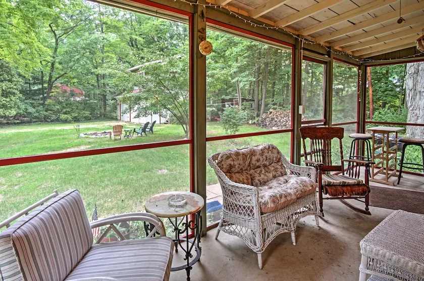 Harbert Cottage w/ Fire Pit: Half Mile to Beach! - Image 1