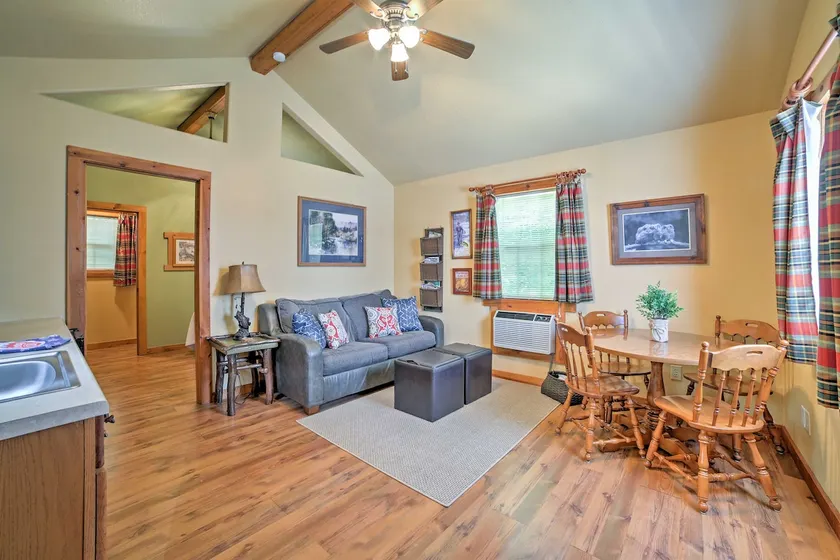 4 Mi to Museums: Cozy Branson Cabin - Image 1