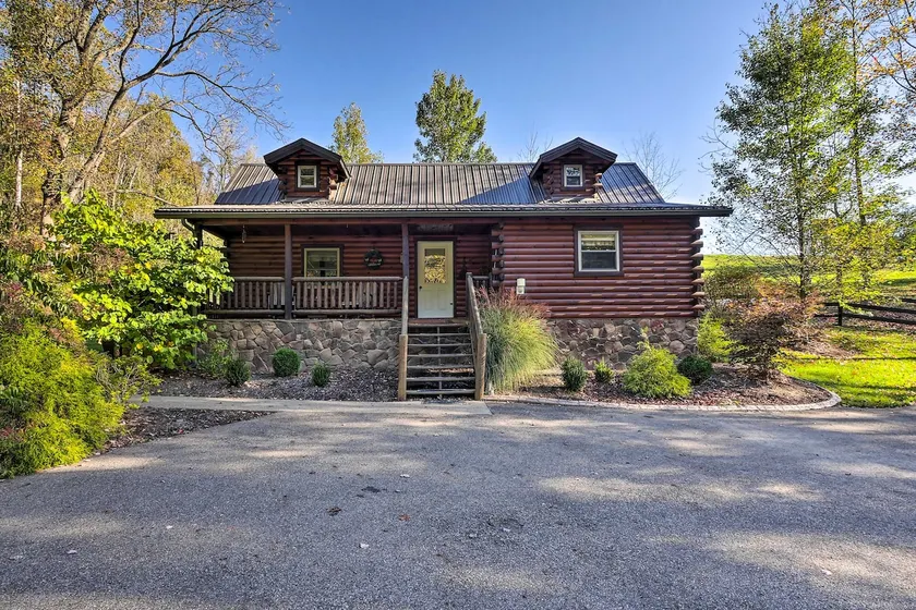 Rustic Dundee Log Cabin w/ Hot Tub & Forest Views! - Image 1