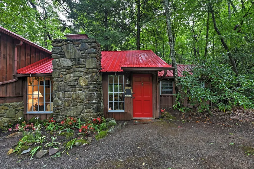 Creekside Cottage: Blue Ridge Mountain Escape! - Image 1