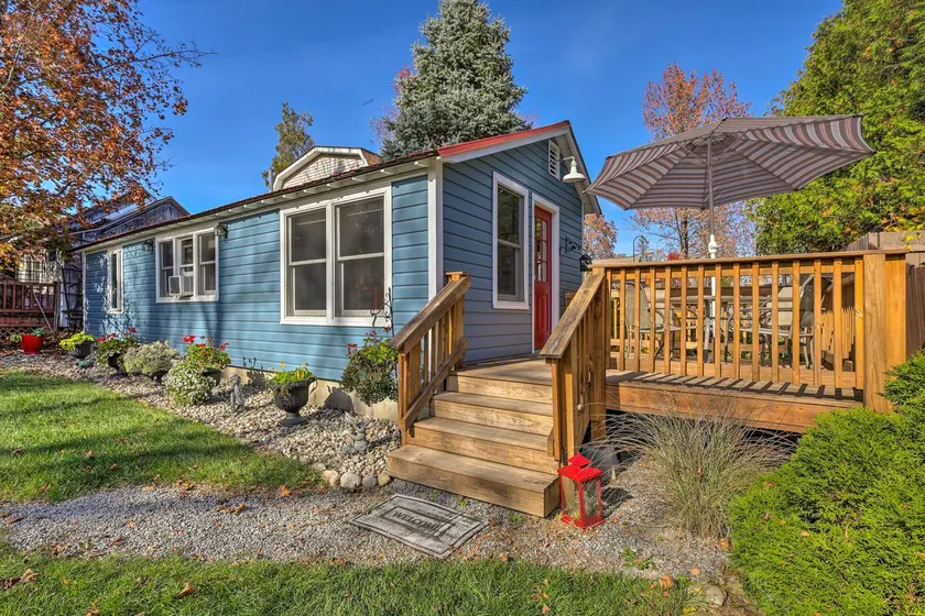 Walk to Lake George! Bolton Landing Cottage - Image 1