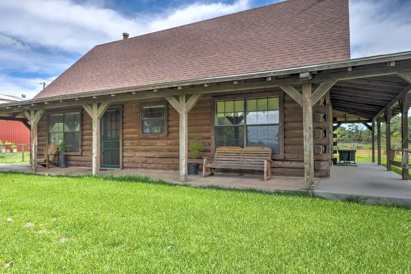 Carmine Log Cabin w / Porch På 60 Acre Farm! - Image 1