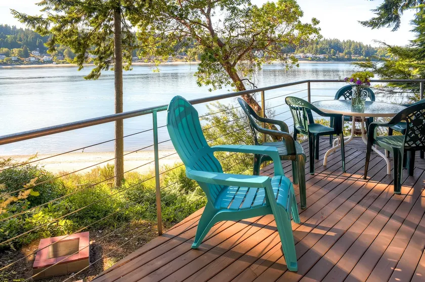 Waterfront Bainbridge Island Home: Stunning Views! - Image 1