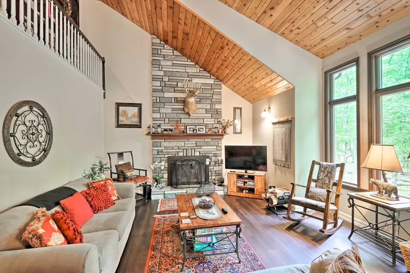 Relaxing Eagle Rock Resort Home - 1 Block to Lake! - Image 1