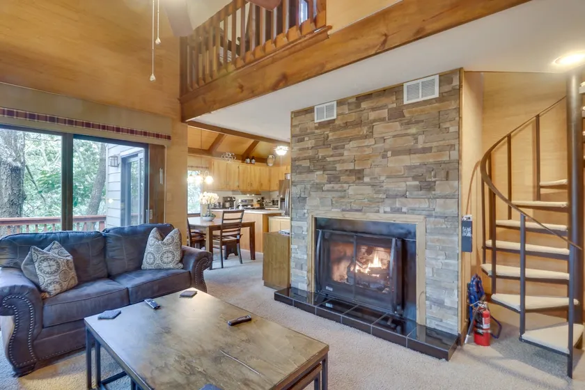 Wintergreen Home w/ Hot Tub, Deck & Mountain Views - Image 1