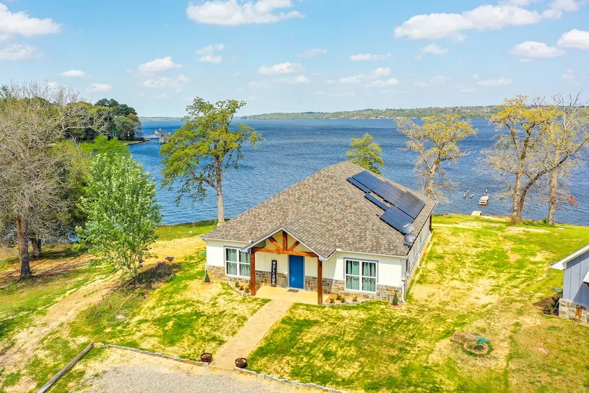Lake Palestine Vacation Rental - Steps to Water! - Image 1