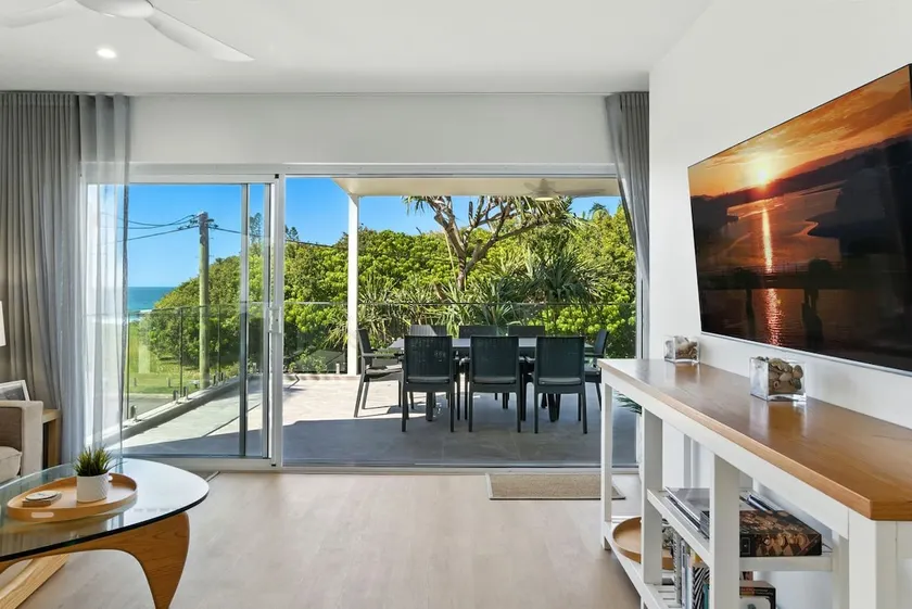 Unit 2, Beach Gallery, 9 Andrew Street, Point Arkwright, Linen incl, 500 BOND - Image 1