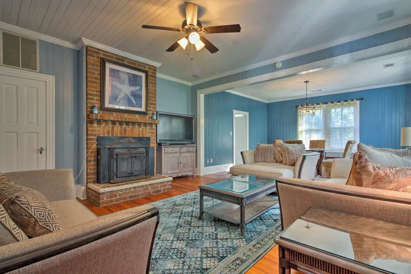 Starfish Home for 10, Fast EV Charger, and Pet Friendly - Image 1