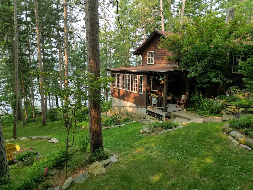 Bo Di Lac Lodge and Cottage on Lake Diamond - Image 1