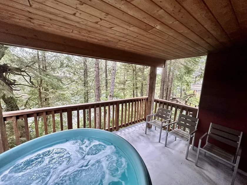 Cozy 2 Bedroom Waterfront Cottage With Hot Tub! - Image 1