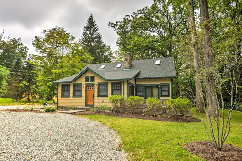 'Sugar Berry' Craftsman Home in Laughlintown - Image 1