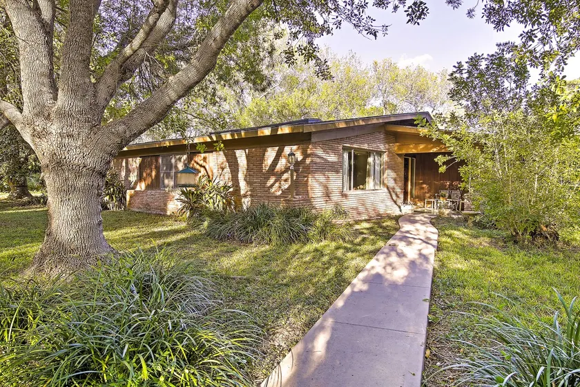 Mid-Century Hideaway: Spacious Brownsville Home! - Image 1