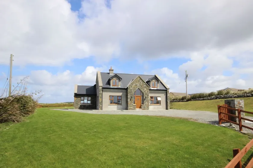 King's House, Cleggan sea and mountain views - Image 1