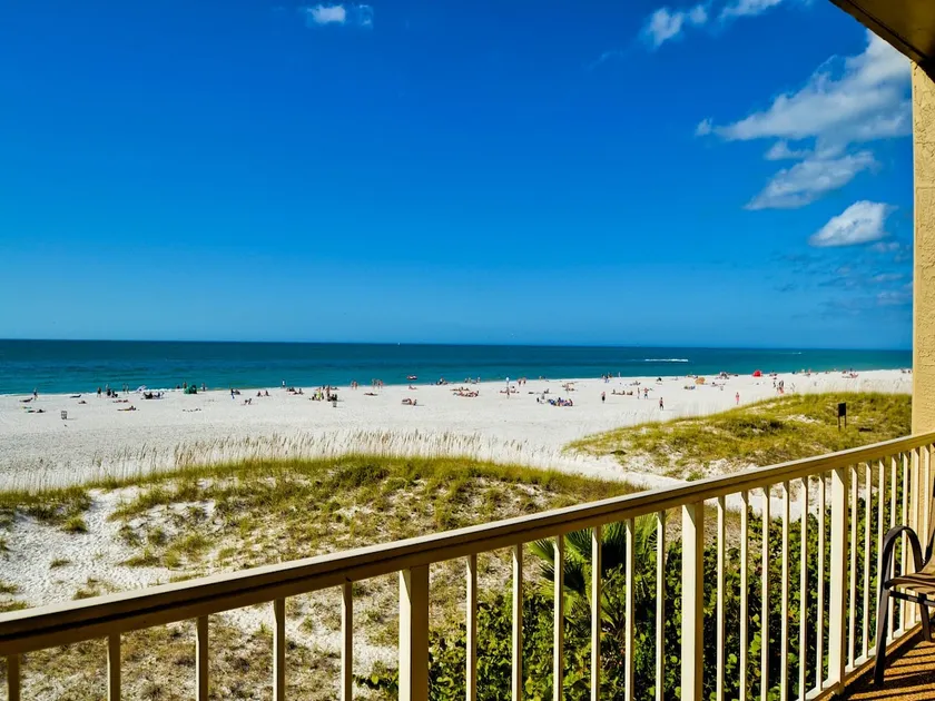 Villor av Clearwater Beach 8A Beachfront Condo - Image 1
