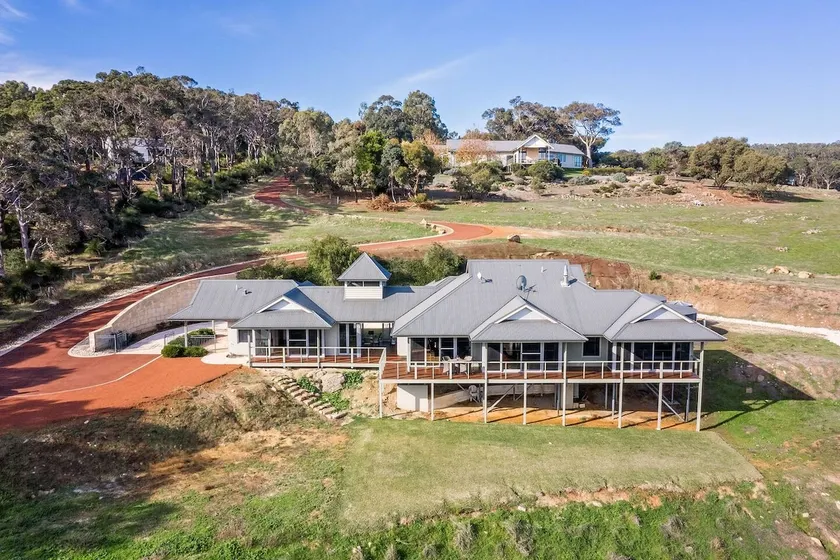 Valley Views - Elevated Hilltop Escape near Beaches - Image 1