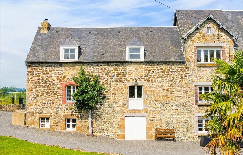 Beautiful apartment located on the 1st floor of the Moulin Cavigny, with a beautiful view over the c - Image 1