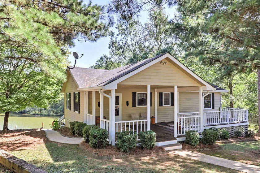 Lakefront Cottage w/ Private Hot Tub! - Image 1