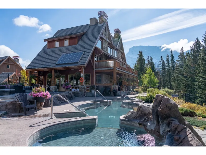Bright + Modern Banff Getaway dans un excellent emplacement | Spa privatif! - Image 1