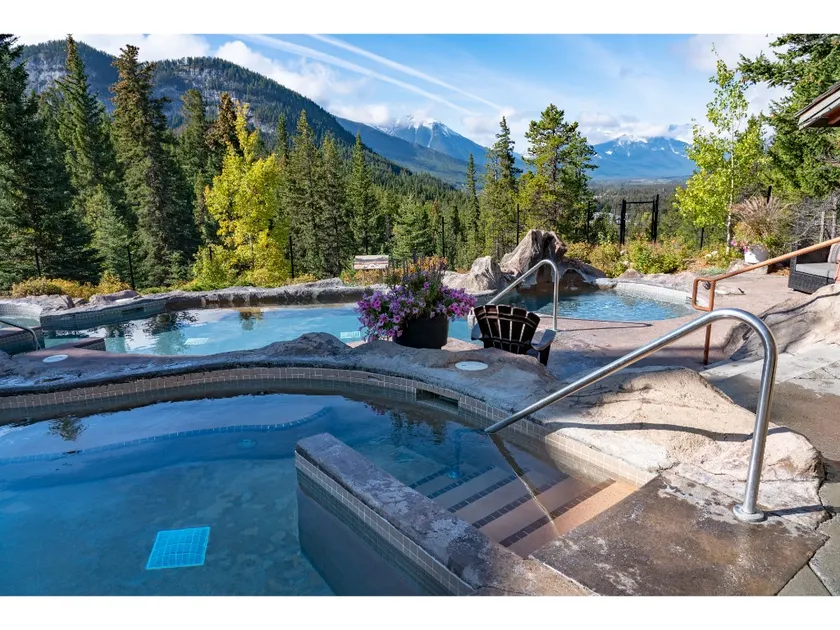 Salle de jeux privée! Condo lumineux et spacieux à Banff - Image 1
