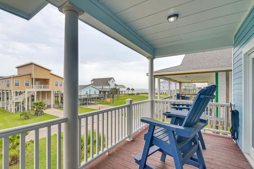 Steps from Gulf: Freeport Home w/ Water Views - Image 1