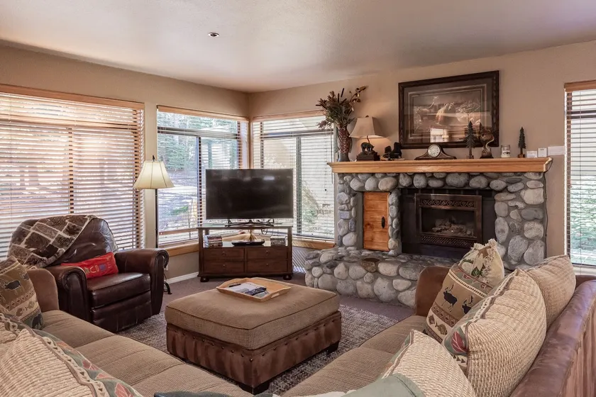 Silver Bear 22 Pet-Friendly, Cozy, Underground Parking, Walk to Canyon Lodge by RedAwning - Image 1