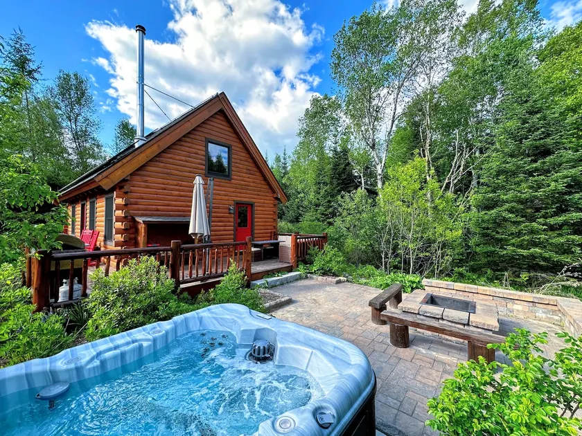 BC Fairytale cabin, hot tub, beach, trails - Image 1