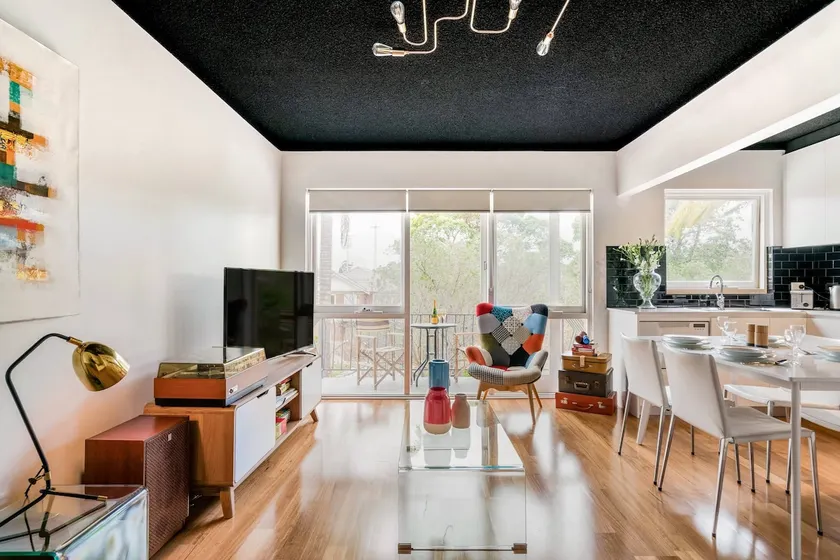 Renovated Retro Apartment Near Harbour Front Walks - Image 1