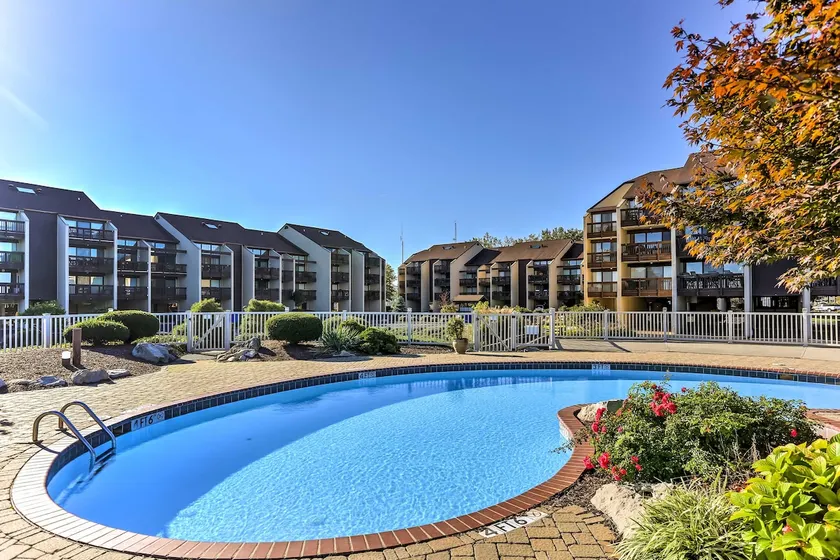 Lakeside Port Clinton Condo mit Zugang zum Pool und Blick! - Image 1