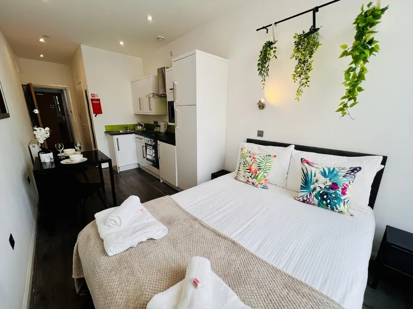 Family Studio with private En-suite Shower Room - Image 1