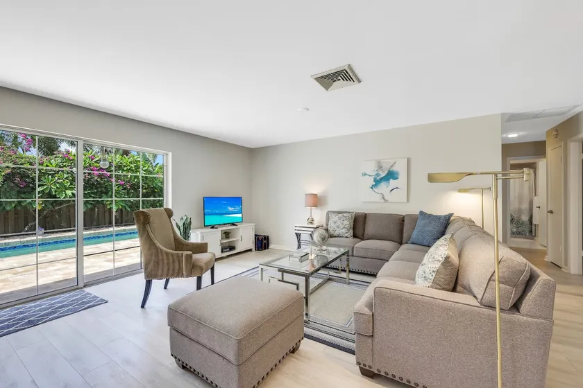 Woodridge: Work Friendly, Pool, Near Beach - Image 1