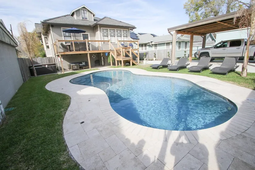 Gorgeous uptown 3 bedroom home w/pool and parking! - Image 1