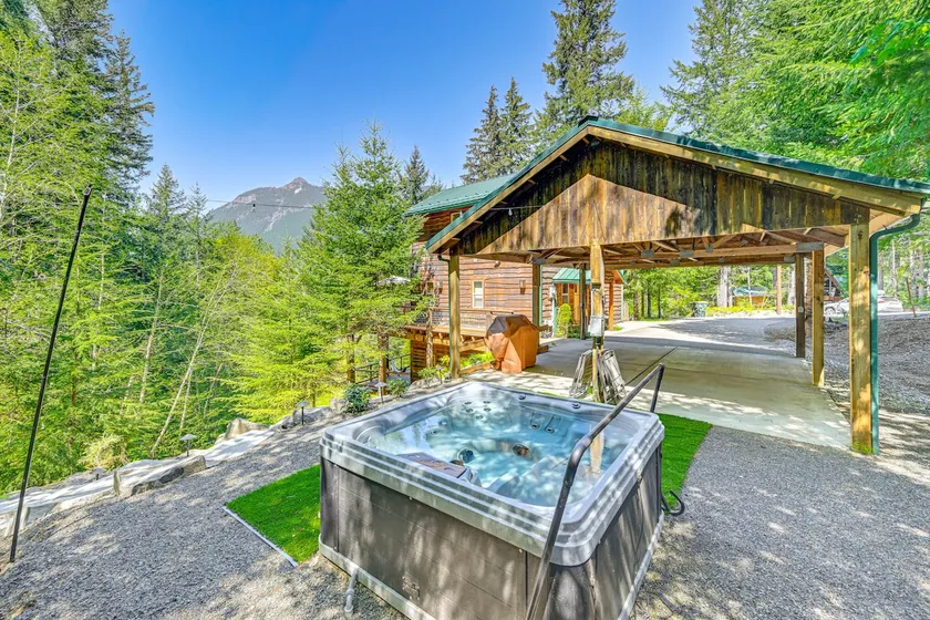 'Grizzly Tower' Packwood Cabin m / Forest Views! - Image 1