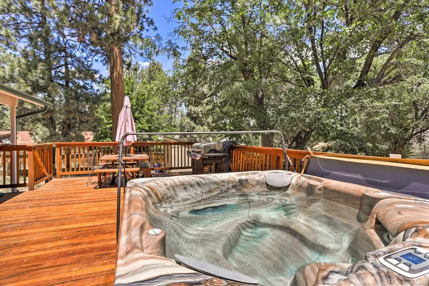 Hot Tub & Deck: Big Bear Gem Near Resorts! - Image 1