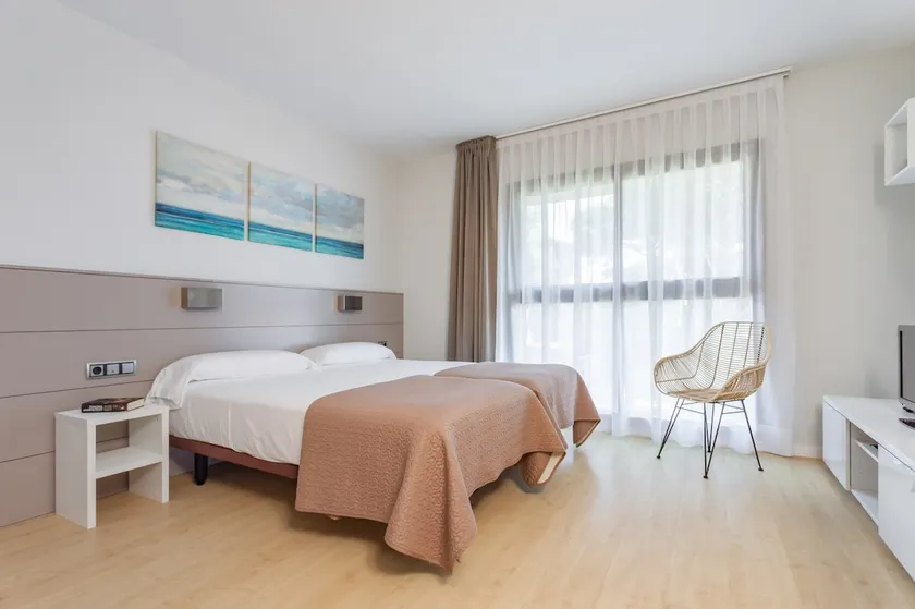 Simple, modern and close to the beach - Image 1