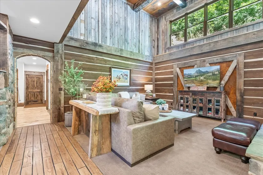 HIDDEN MOUNTAIN LUXURY LODGE, CLOSE TO SKI RUNS, HOT TUB, THEATER, SALOON - Image 1
