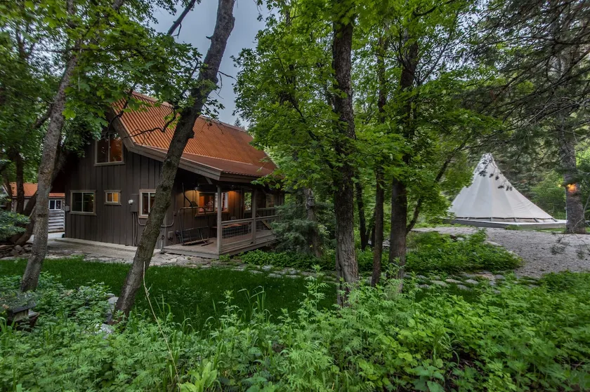 CHARMERENDE 2 soveværelser SUNDANCE COTTAGE MED MØBELT TIPI TIL START - Image 1