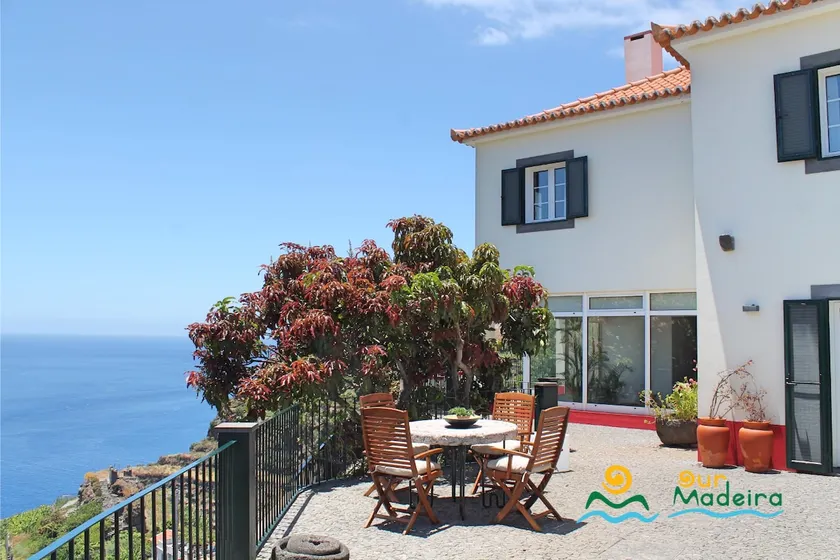 Med udsigt over Calheta Beach, kvalitet privat villa, opvarmet pool | Casa Do Julio - Image 1